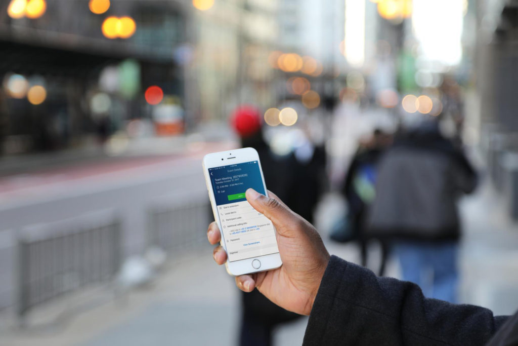 Mann mit Handy auf der Straße
