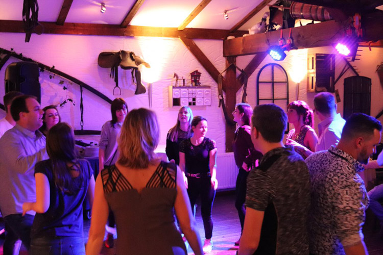 Weihnachtsfeier Tanzfläche mit Personen